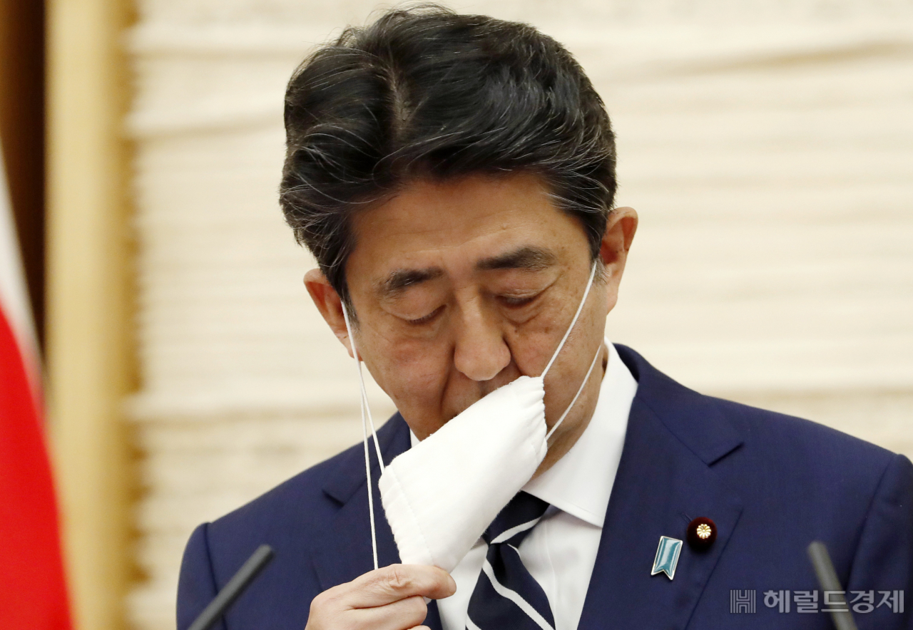 2020년 5월 25일에 일명 아베노마스크를 쓰고 있는 아베 신조 전 일본 총리 [AP]