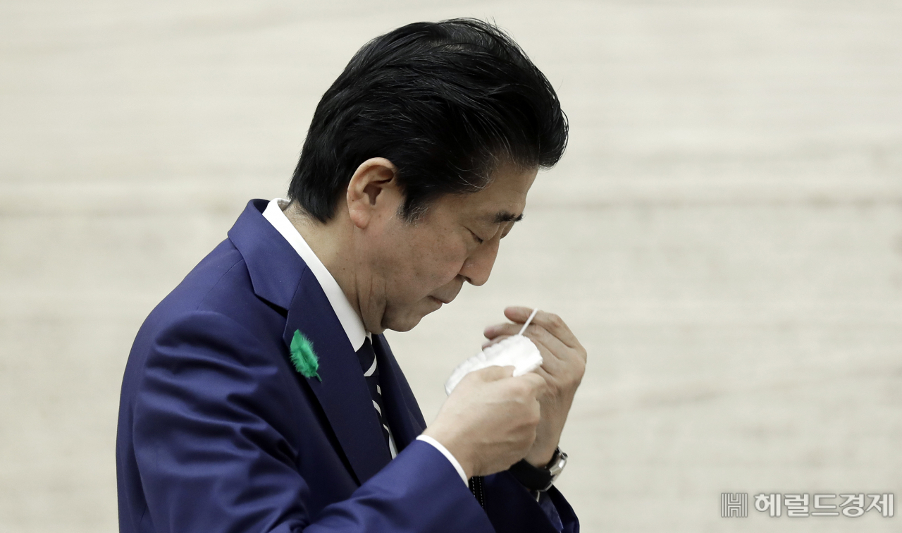 2020년 4월 17일에 마스크를 쓰고 있는 아베 신조 전 일본 총리 [AP]