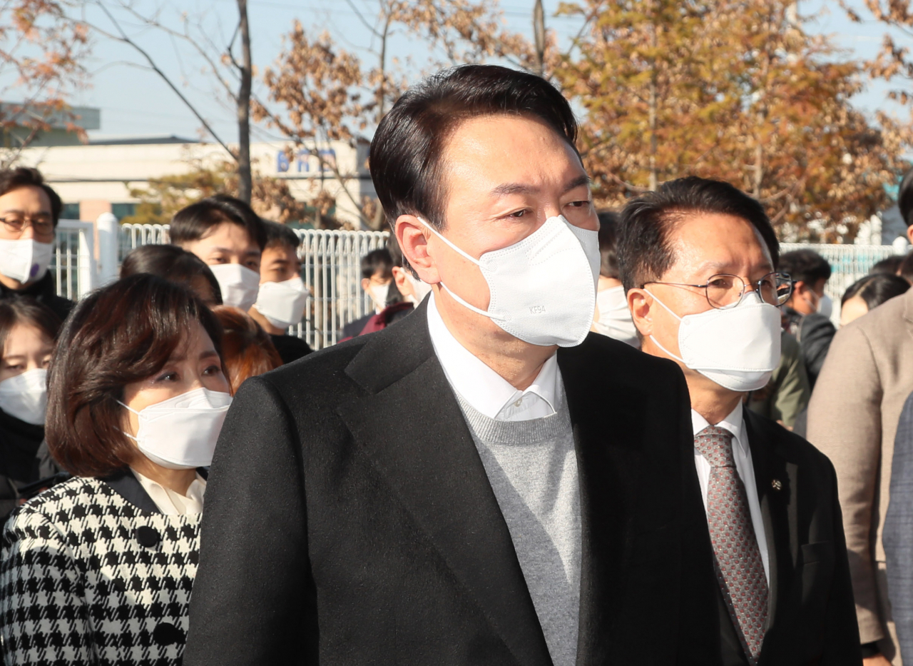 국민의힘 윤석열 대선 후보가 22일 오후 전북 완주군 수소특화 국가산업단지 내 완주수소충전소를 방문해 설명을 듣고 있다. [연합]