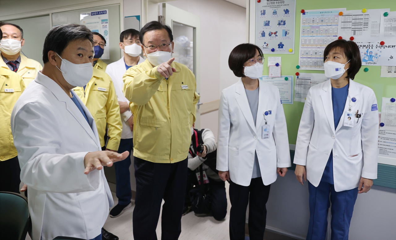 김부겸(앞줄 오른쪽 세 번째) 국무총리가 22일 코로나19 거점전담병원인 경기도 고양시 국민건강보험공단 일산병원을 방문해 현장점검을 하고 있다. [연합]