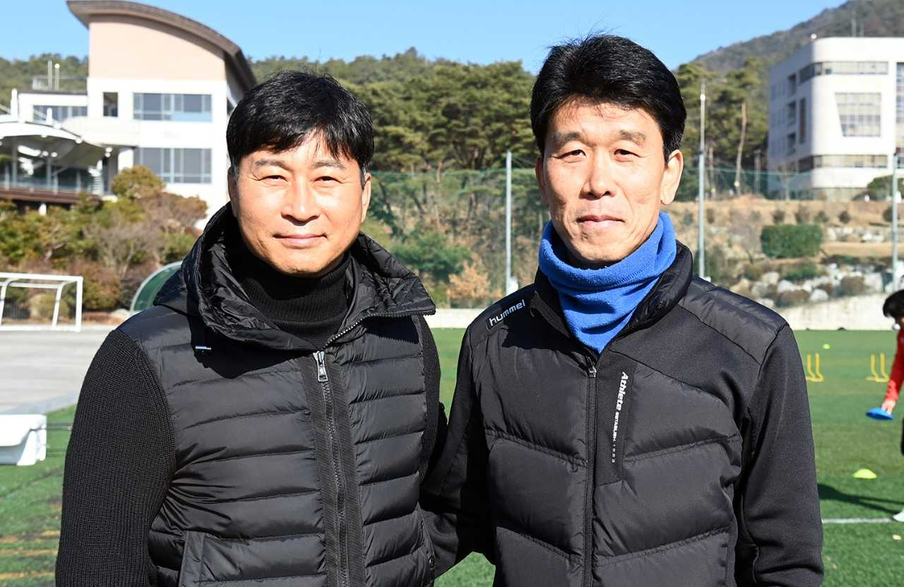 김도훈 감독(왼쪽)과 김인수 호남대 축구부 감독