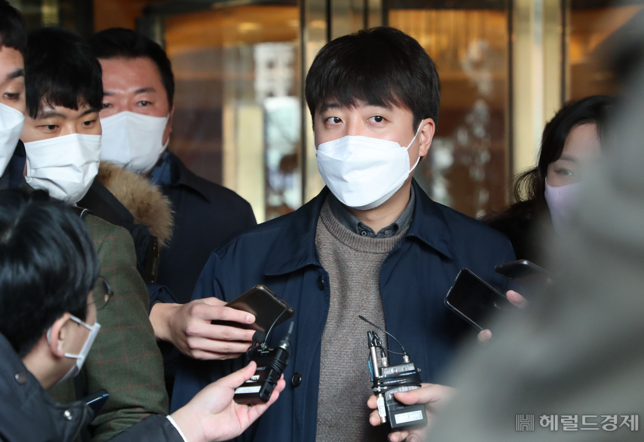 [헤럴드경제=이상섭 기자] 국민의힘 이준석 대표가 22일 서울 중구의 한 호텔에서 김종인 총괄선대위원장과 오찬 회동을 마친 뒤 취재진의 질문에 답하고 있다.