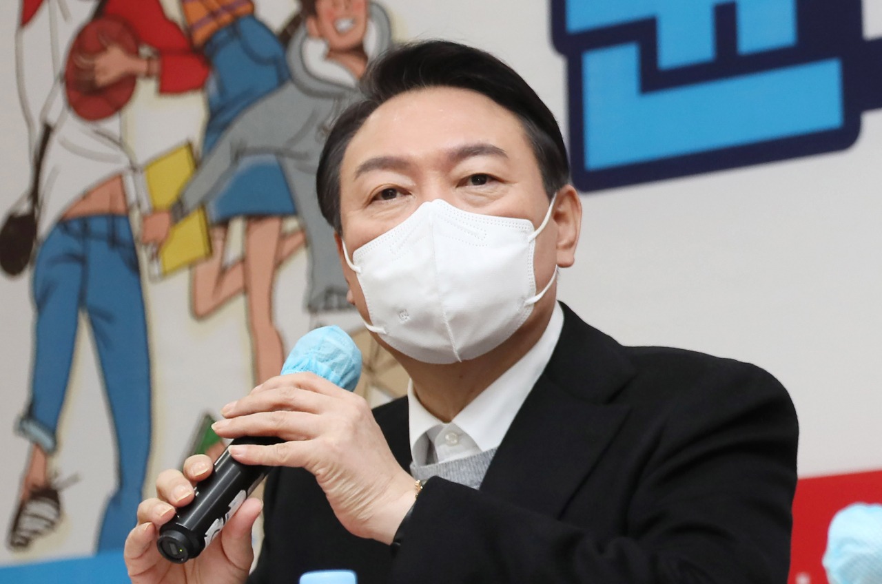 윤석열 국민의힘 대선 후보가 22일 오후 전북 전주시 덕진구 전북대학교 최명희홀에서 학생들과 타운홀 미팅을 하고 있다. [연합]
