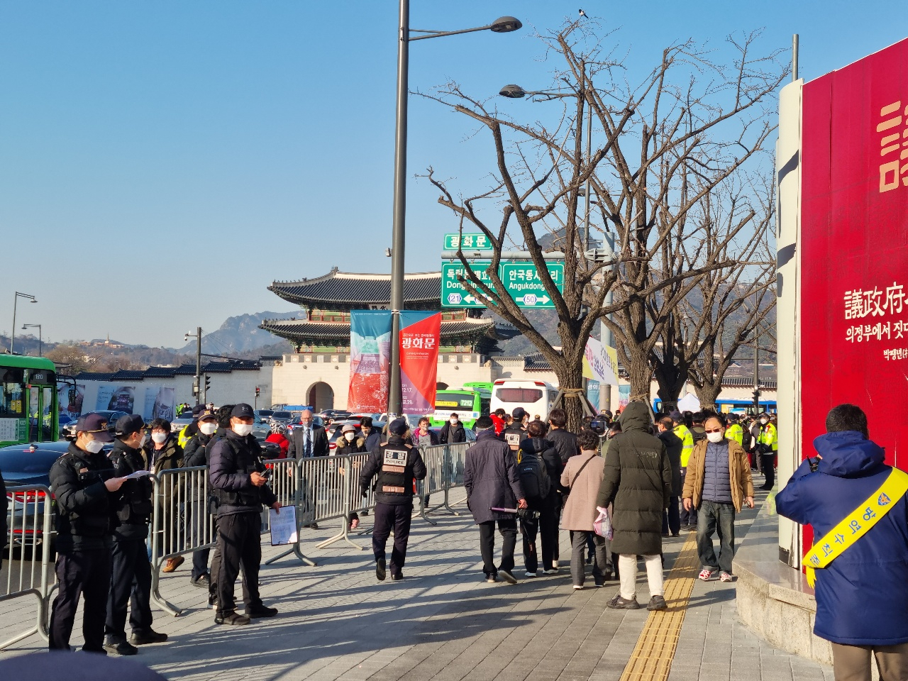 자영업자들이 22일 오후 서울 종로구 광화문열린시민마당에서 열린 '소상공인·자영업자 생존권 결의대회' 참석을 위한 백신 접종 확인을 위해 줄을 서 있다. 김빛나 기자