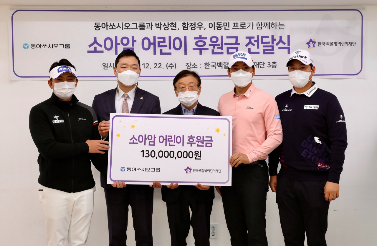 왼쪽부터 박상현, 정재훈 동아쏘시오홀딩스 대표이사 부사장, 오연천 한국백혈병어린이재단 이사장, 이동민, 함정우가 기념촬영을 하고 있다.[사진 제공- 동아쏘시오그룹]