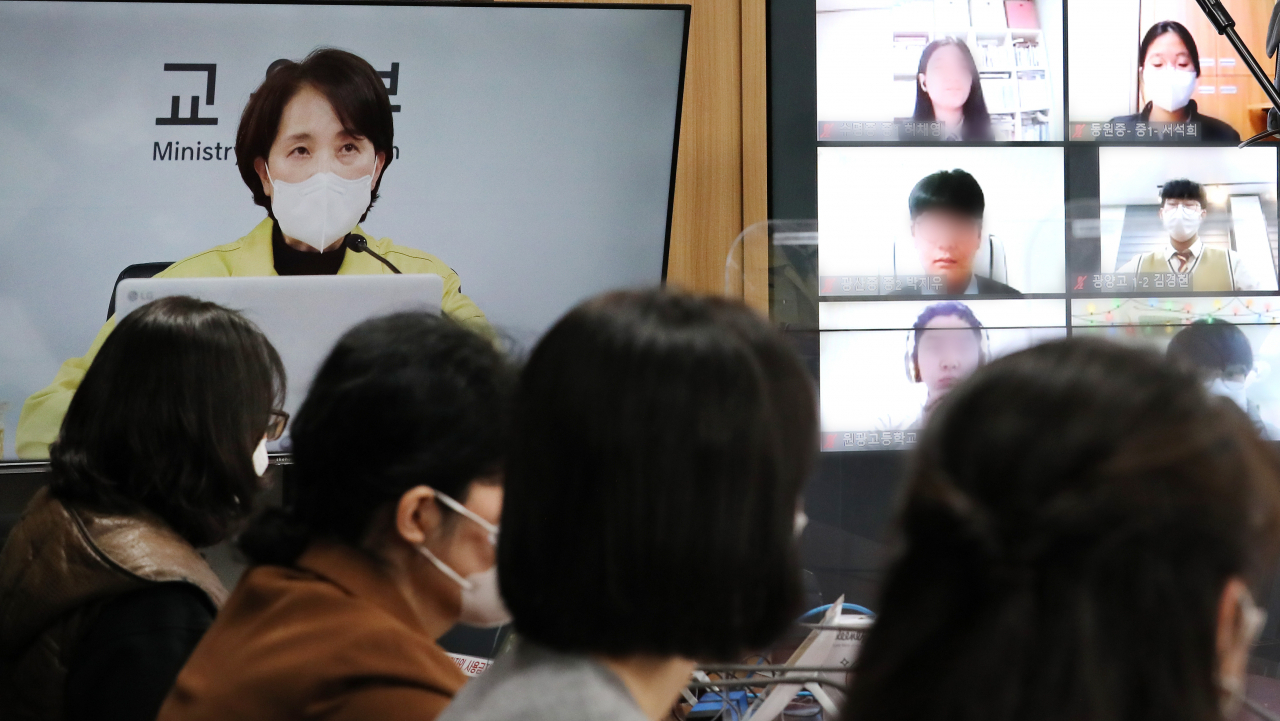 유은혜 사회부총리 겸 교육부 장관이 22일 오후 세종시 정부세종청사에서 열린 학생과 함께하는 백신접종 온라인 간담회에서 발언하고 있다. [연합]