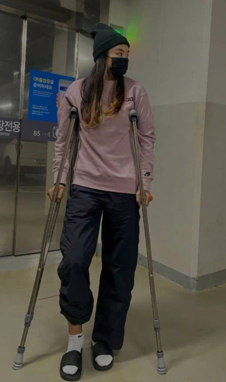 무릎 부상을 당한 이동국 선수 딸 이재아.[이수진 인스타그램]