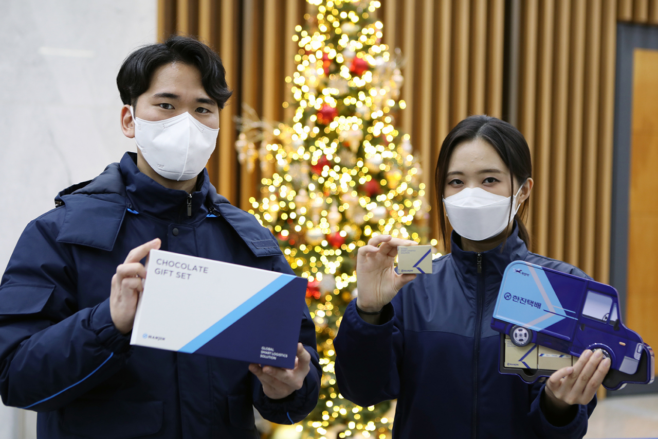 ㈜한진이 연말을 맞이해 한 해 동안의 감사의 마음을 전달하기 위해 택배기사와 전 임직원에게 ‘연말 기프트박스’를 선물했다. 임직원에 전달된 택배차 틴케이스 초콜릿 기프트 세트[한진 제공]