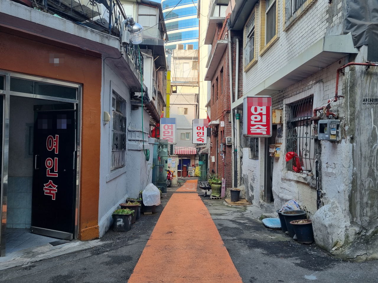 지난 21일 오후 서울 용산구 동자동의 여인숙 거리. 김영철 기자