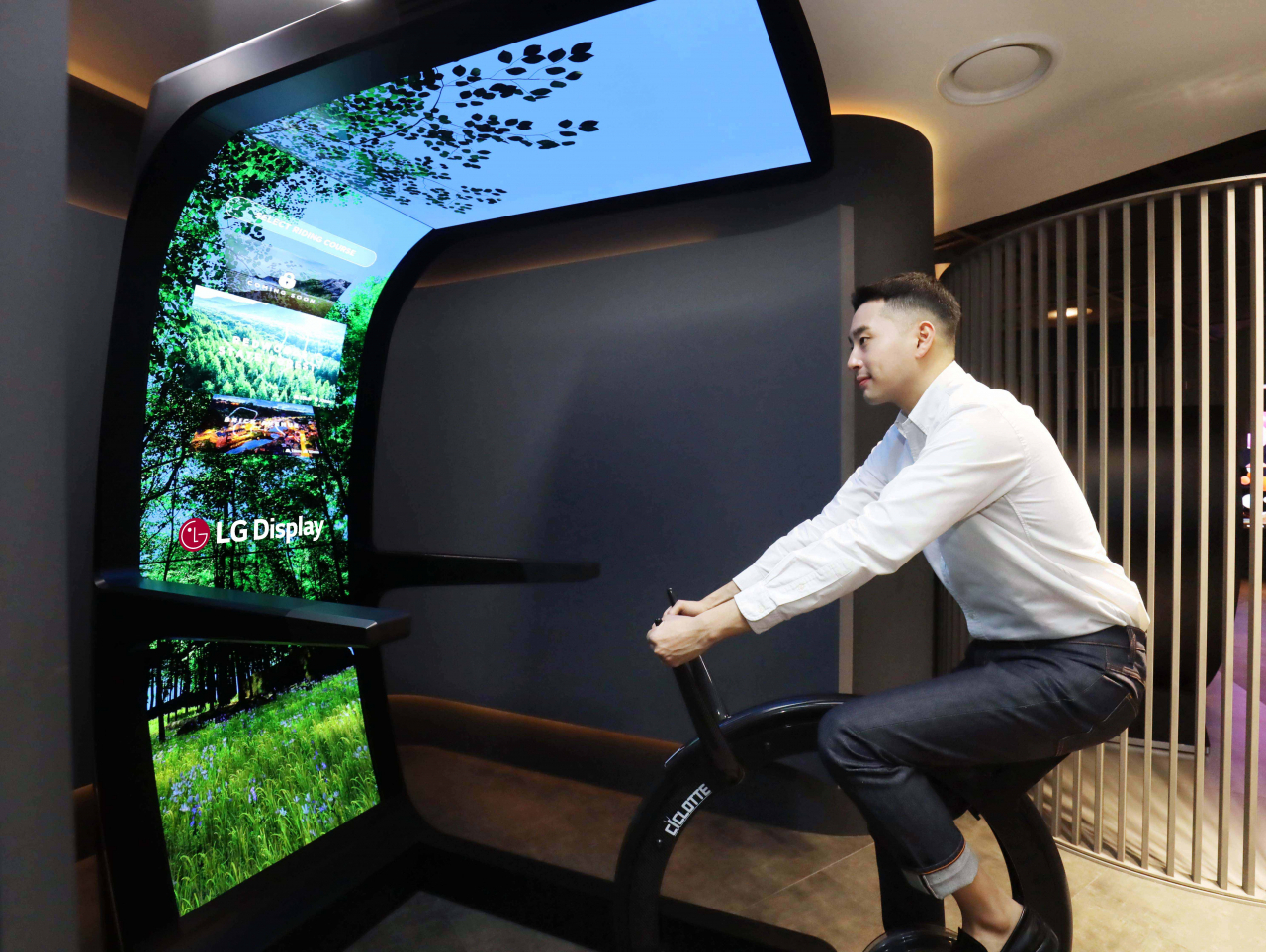 LG디스플레이 CES 2022 버추얼_라이드[LG디스플레이 제공]