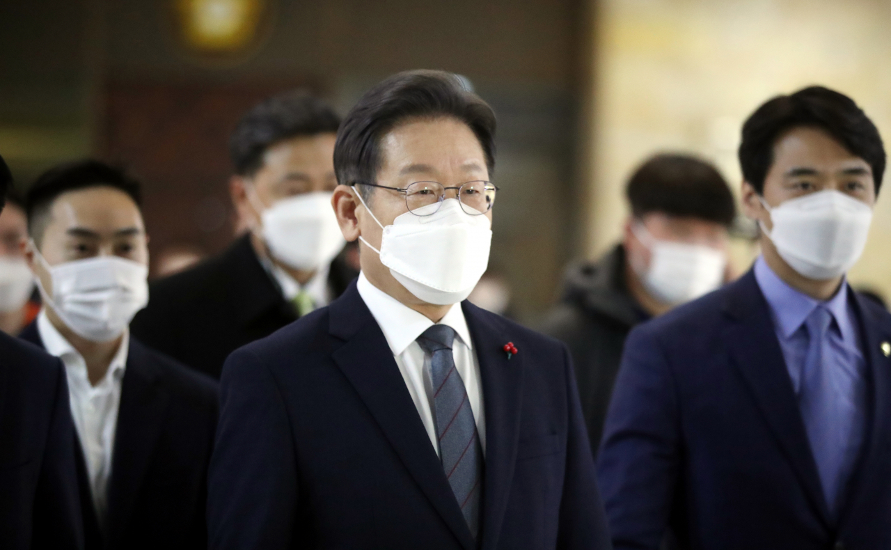 이재명 더불어민주당 대선 후보가 22일 오후 국회에서 열린 민주당 의원총회에 참석하기 위해 이동하고 있다. [연합]