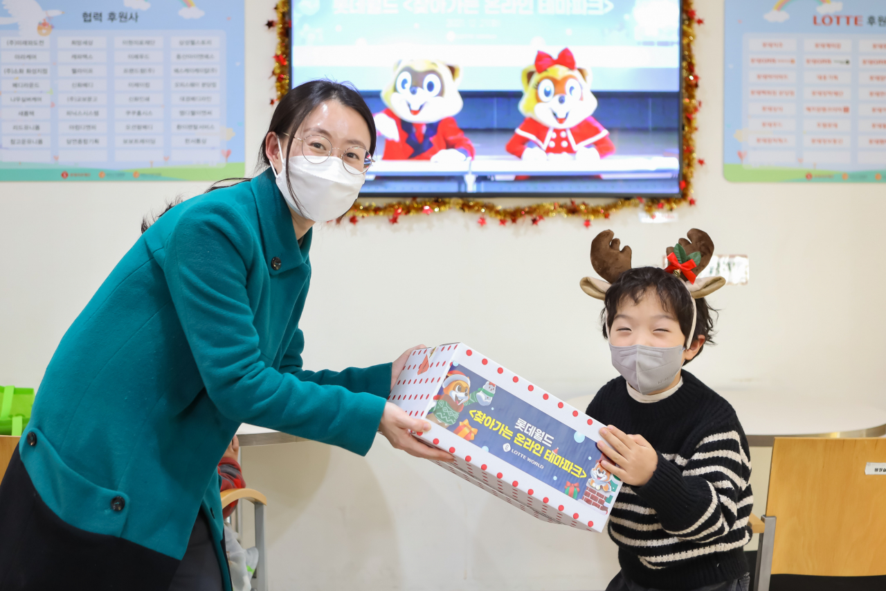 롯데월드가 몸이 아픈 어린이를 찾아가는 프로그램은 오프라인 방문과 온라인 키트 방영을 함께 하는 방식으로 진행됐다.