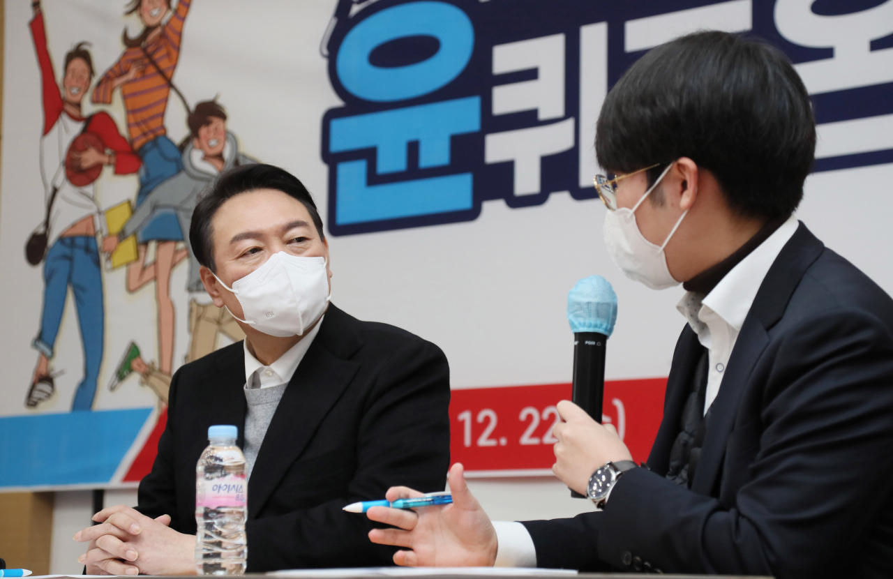 윤석열 국민의힘 대선 후보가 지난 22일 오후 전북 전주시 덕진구 전북대학교 최명희홀에서 학생들과 타운홀 미팅을 하고 있다. [연합]