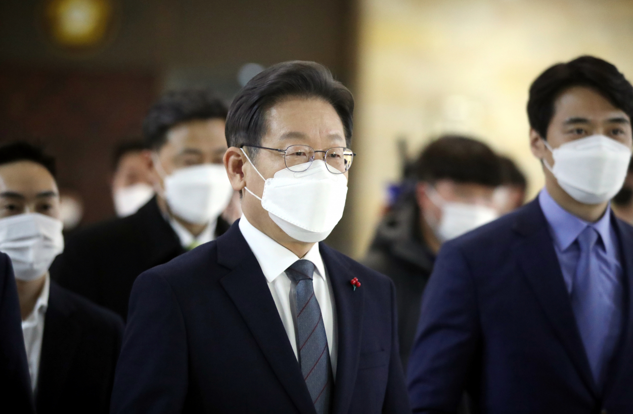 더불어민주당 이재명 대선후보가 지난 22일 오후 서울 여의도 국회에서 열린 의원총회에 참석하기 위해 이동하고 있다. [국회사진기자단]
