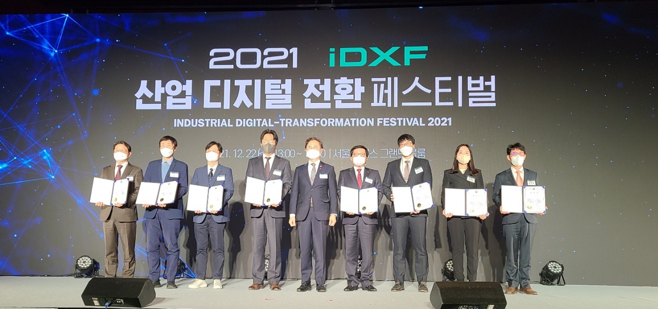 한국남부발전이 ‘2021 iDXF 산업 디지털 전환 페스티벌’에서 산업 지능화 부문 산업부 장관 표창을 수상하고 있다. [남부발전 제공]