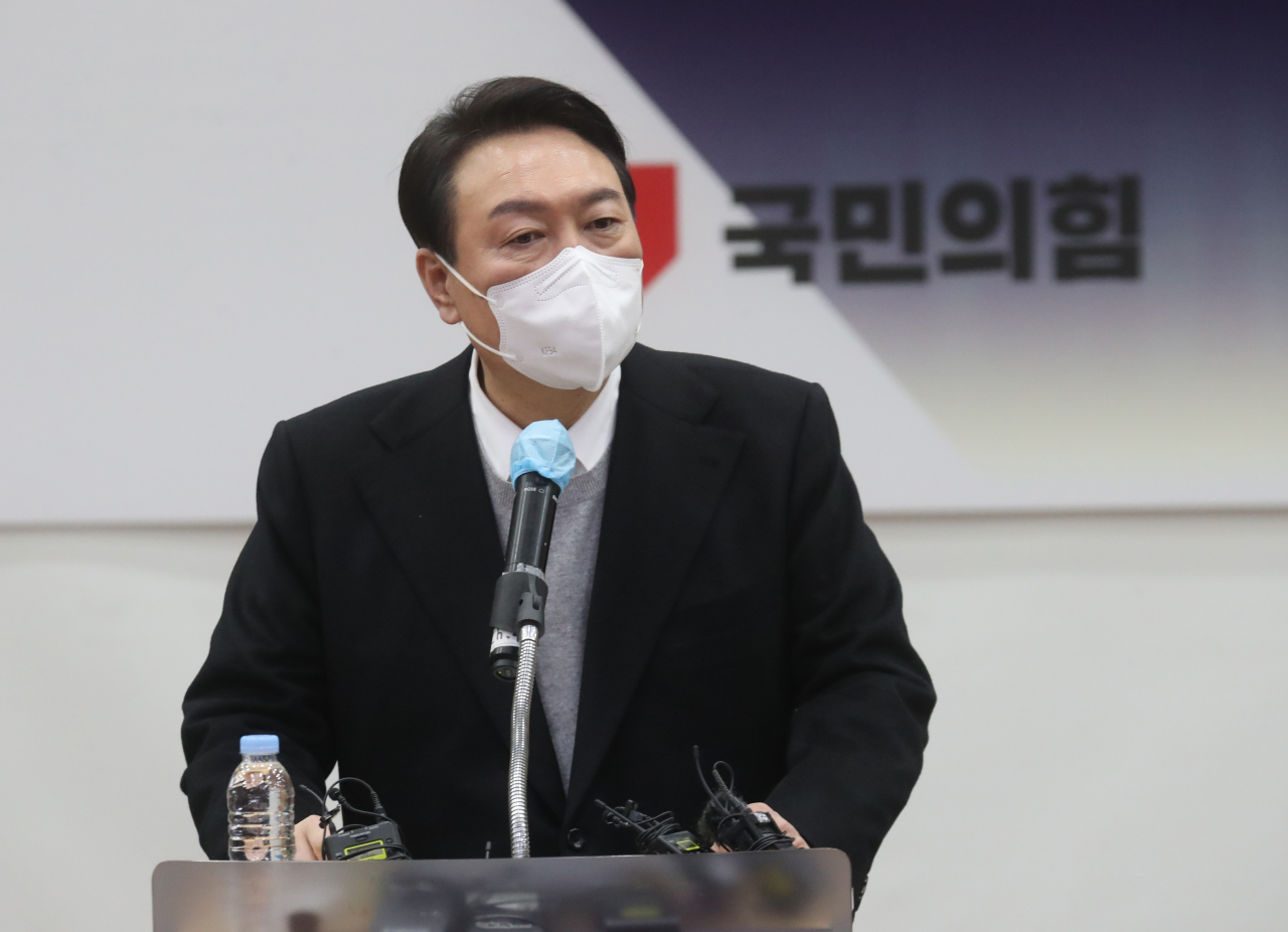 윤석열 국민의힘 대선 후보가 지난 22일 전북 전주시 덕진구 전북대학교에서 지역 기자들과 간담회를 갖고 있다. [연합]