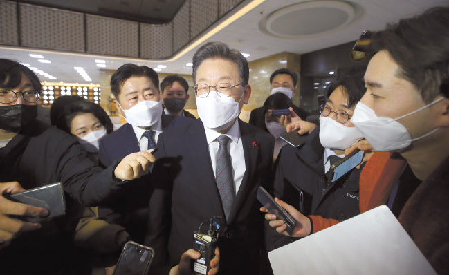 이재명 더불어민주당 대선후보가 22일 서울 여의도 국회에서 열린 의원총회를 마친 뒤 취재진의 질문에 답변하고 있다.이상섭 기자