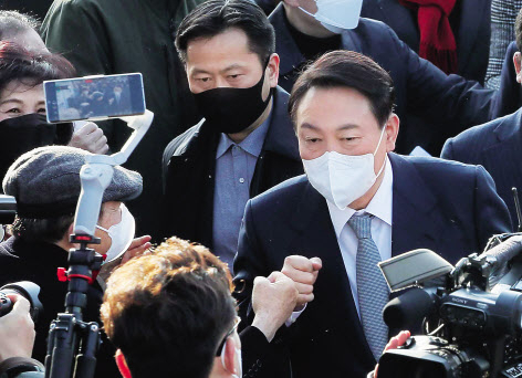 윤석열 국민의힘 대선 후보가 23일 오전 광주 북구 인공지능(AI) 중심 산업융합 집적단지 내 AI 데이터센터 건립 예정지를 찾아 지지자들과 인사하고 있다. [연합]