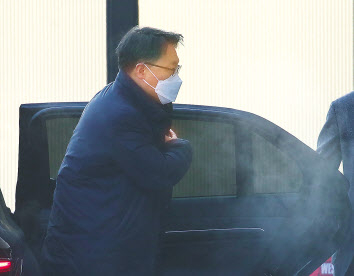 출근하는 김진욱 공수처장. [연합]