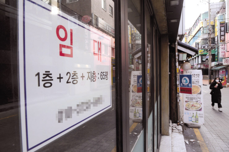 크리스마스를 이틀 앞둔 23일 오전 서울 신촌 대학가 일대는 크리스마스의 들뜬 풍경 대신 식당과 주점들의 임대 게시물과 휴업 안내문으로 을씨년스런 분위기가 풍긴다. 지난 22일 정부 방역지침에 반발한 자영업자들이 광화문에서 집회를 열고 방역패스와 영업시간 제한 등 조치에 대한 철폐를 촉구했지만 현실은 녹록지 않다. 박해묵 기자