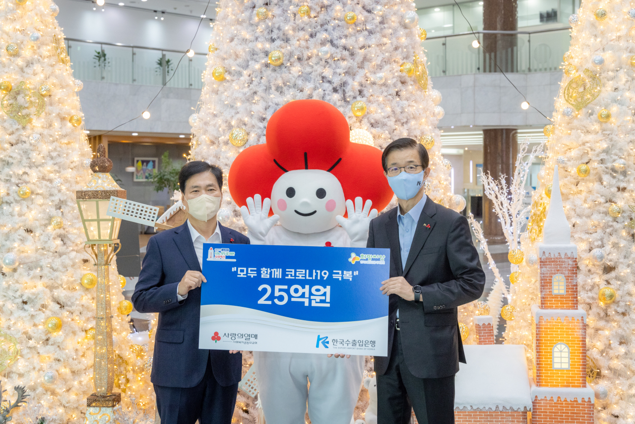 [사진=방문규 수출입은행장(사진 오른쪽)은 23일 오전 여의도 수은 본점에서 김상균 사랑의열매 사무총장을 만나 '모두 함께 코로나19 극복'이란 주제로 후원금 25억원을 전달했다.]