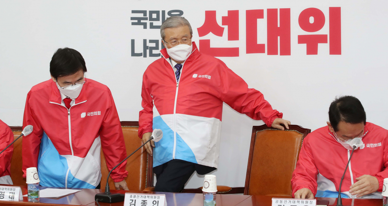김종인 국민의힘 총괄선거대책위원장이 23일 서울 여의도 국회에서 열린 국민의힘 중앙선거대책위원회 제5차 회의에 참석하고 있다. 왼쪽부터 조경태 공동선대위원장, 김 위원장, 김도읍 공동선대위원장. [헤럴드경제=이상섭 기자]