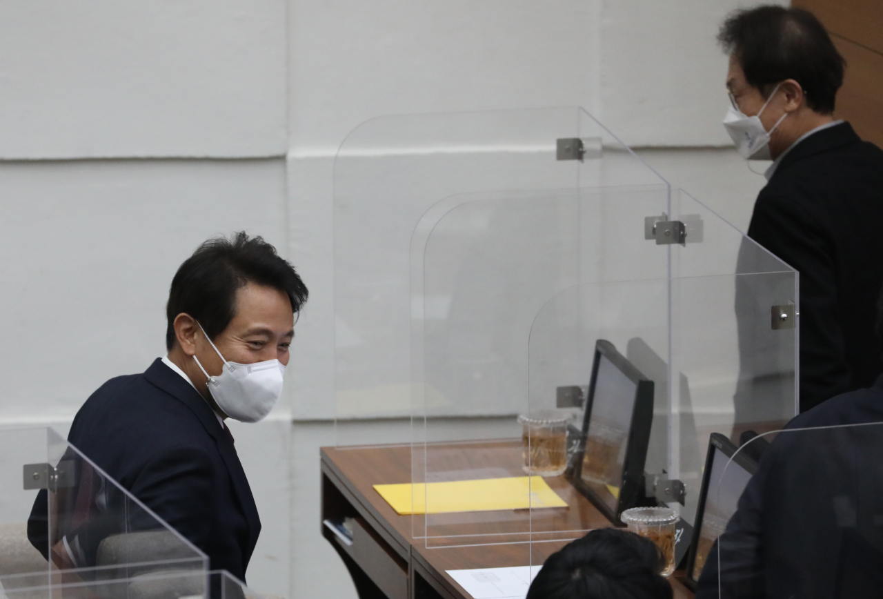 서울시의회가 23일 긴급 기자회견을 열고 내년 예산안과 관련해 "오세훈 서울시장이 시의회와 어떠한 방법도, 대안도 논의하지 않고 있다"고 밝혔다. 사진은 전날 시의회 본회의에 출석하는 오 시장. [연합]