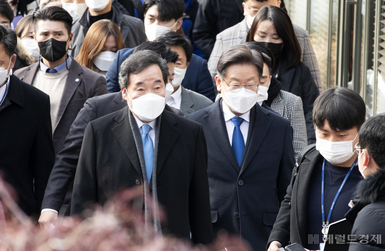 이재명 더불어민주당 대선후보와 이낙연 전 더불어민주당 대표가 지난 23일 중구 달개비 식당에서 열린 오찬 회동 후 이동하고 있다. [이상섭 기자]