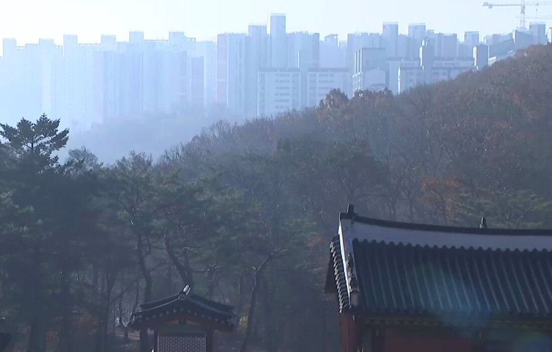 왕릉뷰 아파트. 유네스코는 중국과 이란 처럼 경관 침해 개발건축물을 철거하면 유산등재목록에서 잔존할 수 있도록 조치했다.