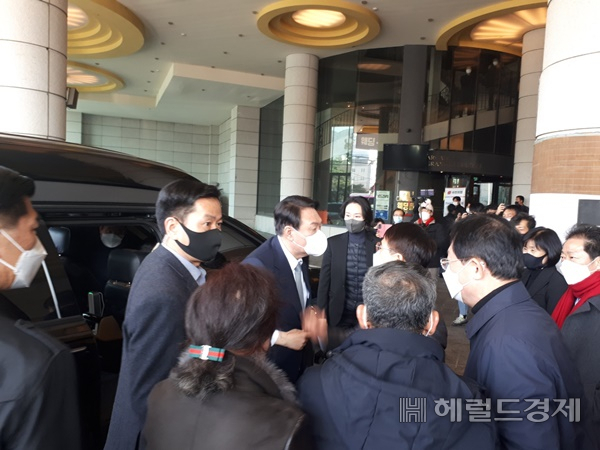 윤석열 국민의힘 대선 후보가 23일 전남 선대위 출범식이 열린 순천 에코그라드 호텔에 도착해 당원들과 인사를 나누고 있다. /박대성 기자