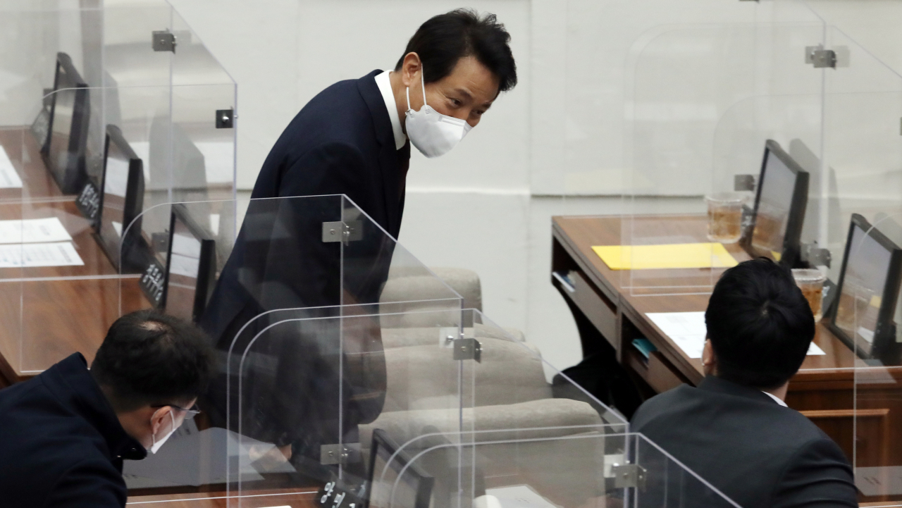 서울시의회가 23일 긴급 기자회견을 열고 오세훈 서울시장이 내년 예산안과 관련해 시의회와 어떤 논의도 하지 않고 있다고 비판하자, 서울시가 시의회가 몽니를 부린다고 반박했다. 사진은 전날 시의회 본회의에 출석하는 오 시장. [연합]