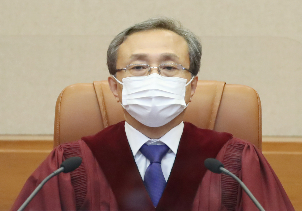 23일 오후 헌법소원·위헌법률 심판이 열린 서울 종로구 헌법재판소 심판정에 유남석 헌재소장이 자리에 앉아 있다.[연합]