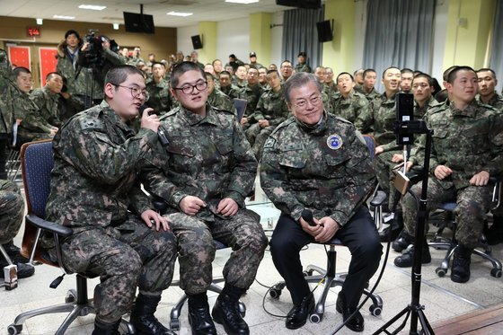 문재인 대통령은 지난 2018년 12월 28일 취임후 처음으로 연말 최전방을 찾아 장병들을 격려했다. [연합]