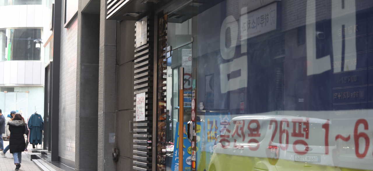 지난 21일 오후 서울 명동 상가 공실에 임대안내 현수막이 붙어 있는 모습. [연합뉴스]