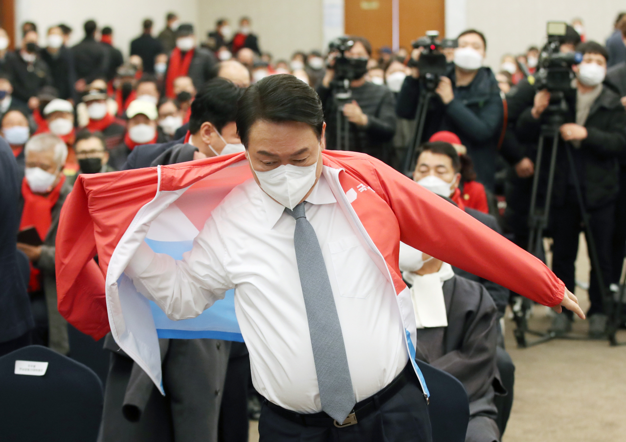 윤석열 국민의힘 대선 후보가 지난 23일 오후 전남 순천 에코그라드 호텔에서 열린 전남선대위 출범식에서 당 점퍼를 입고 있다. [연합]