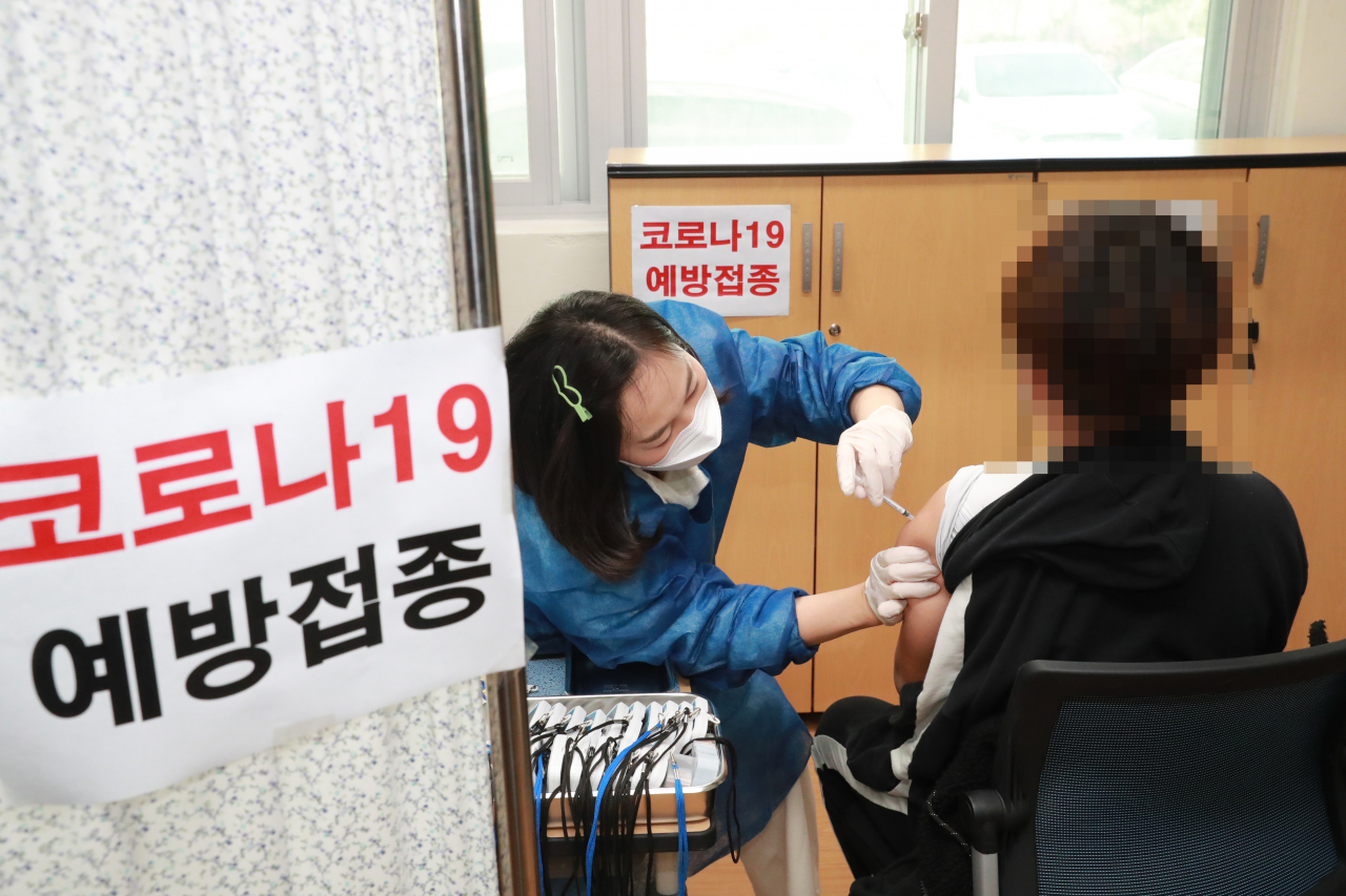 지난 20일 울산시 북구 고헌초등학교에서 신종 코로바이러스 감염증(코로나19) 학교 방문 접종이 이뤄지고 있다. [연합]