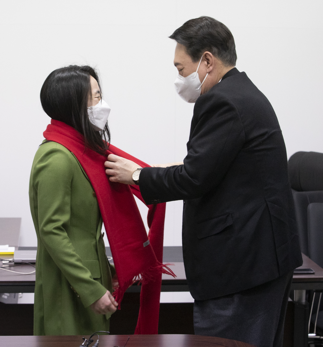 윤석열 국민의힘 대선 후보(오른쪽)가 지난달 20일 서울 여의도 새시대준비위원회 사무실에서 열린 영입인사 환영식에서 새시대준비위원회 수석부위원장으로 영입된 신지예 한국여성정치 네트워크 대표에게 빨간 목도리를 걸어주고 있다. [연합]