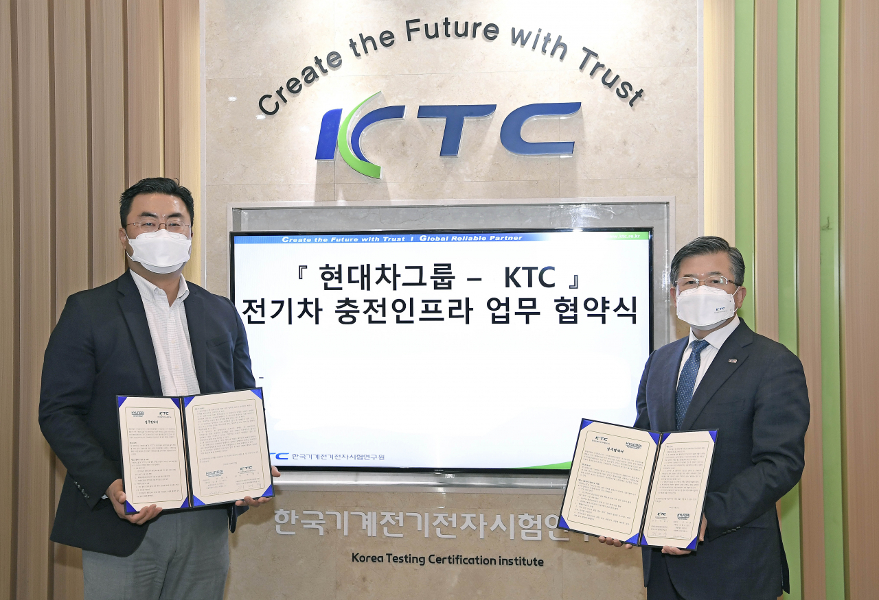 김흥수 현대차그룹 EV사업부장(왼쪽)과 제대식 한국기계전기전자시험연구원장이 지난 23일 MOU를 체결하고, 기념사진을 촬영하고 있다. [현대차그룹 제공]