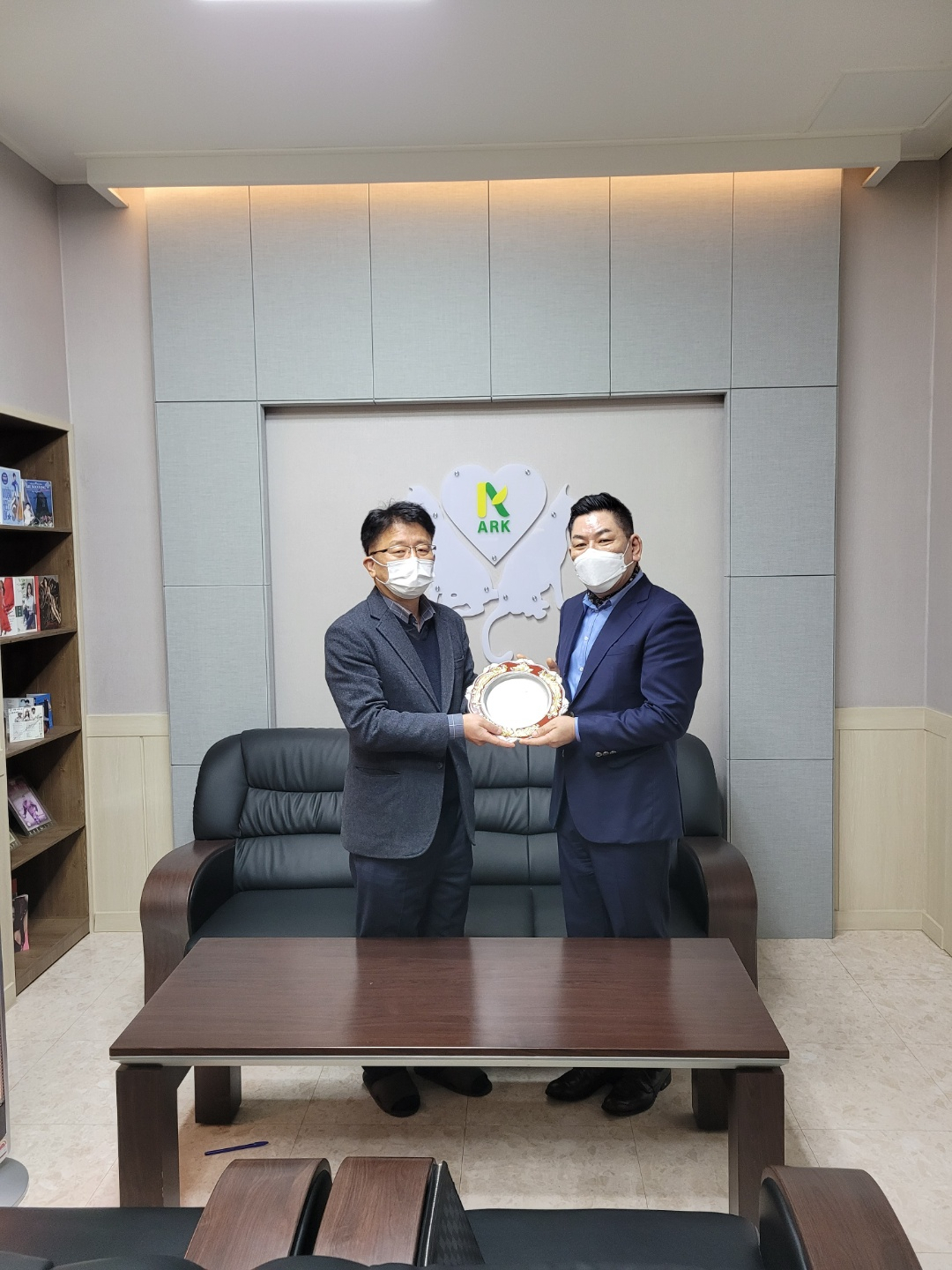 김진우 경기도노사민정협의회 사무국장(왼쪽)이 박기원 ㈜아크 대표에게 인증패를 수여하고 있다.