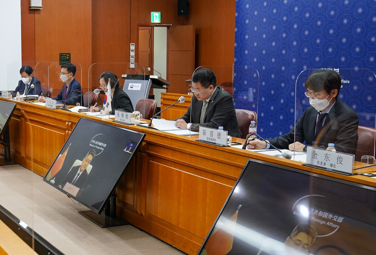화상으로 개최된 한중 외교차관 전략대화. [연합]
