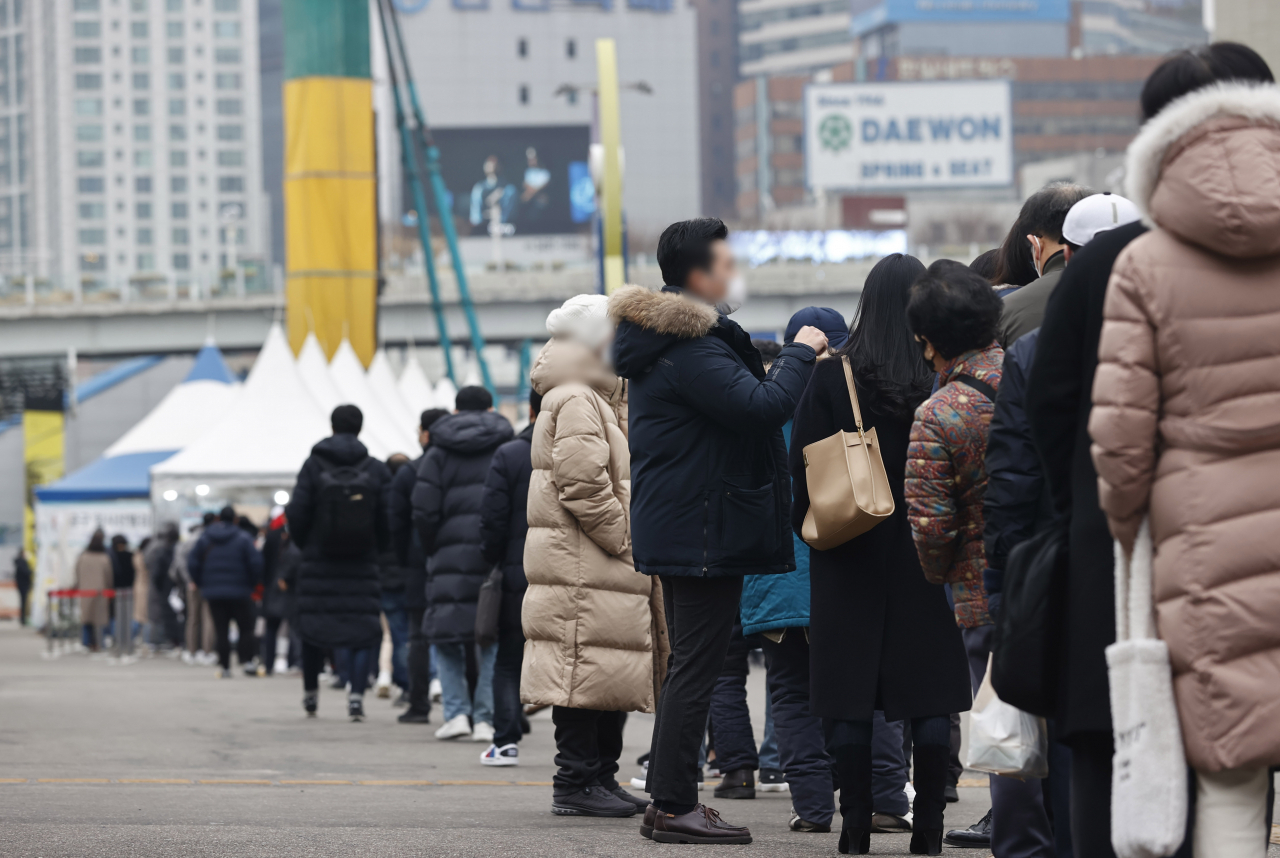24일 오전 서울역 광장에 마련된 코로나19 임시선별검사소를 찾은 시민들이 검사 순서를 기다리고 있다. [연합]