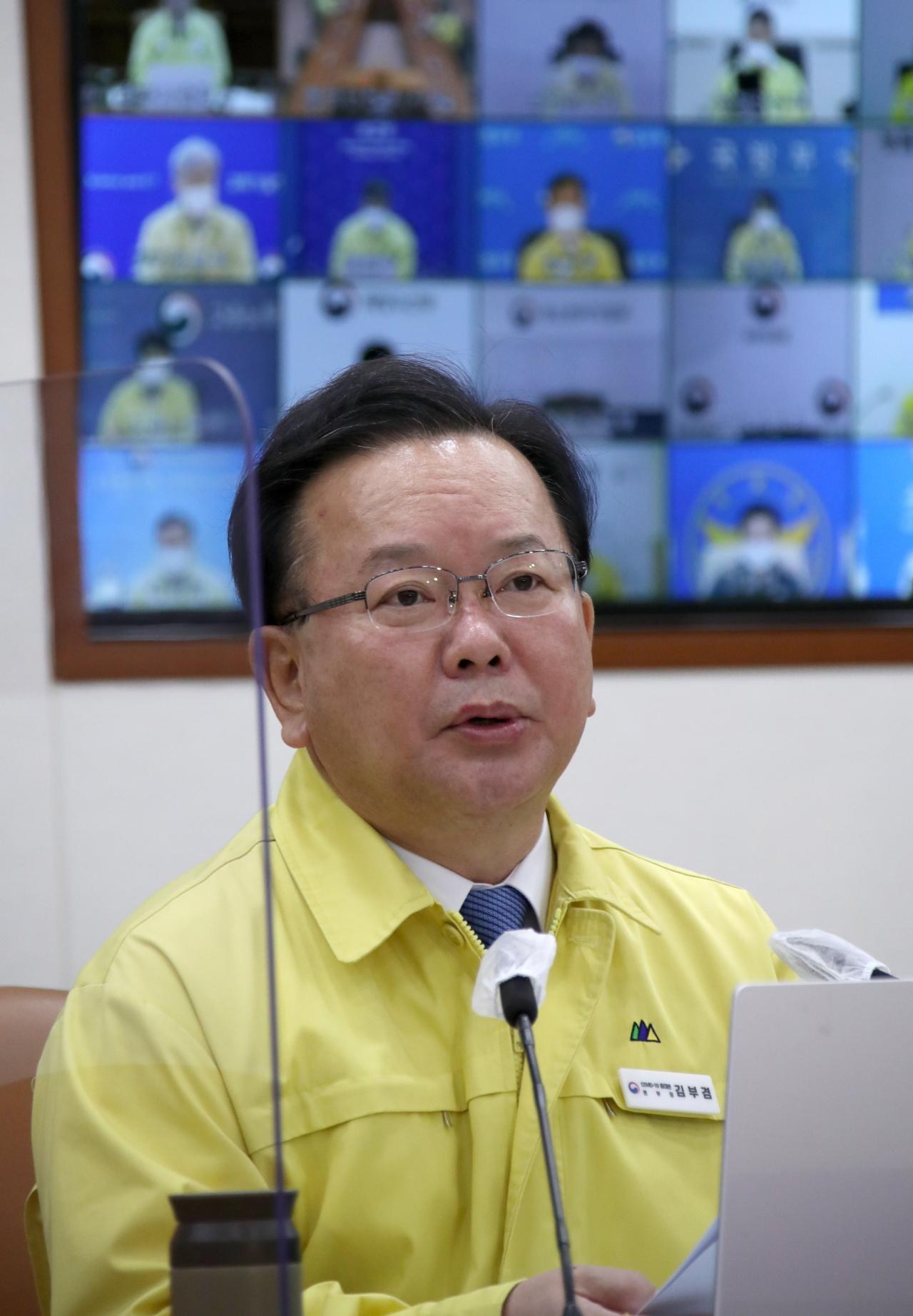 김부겸 국무총리가 24일 정부서울청사에서 열린 코로나19 대응 중앙재난안전대책본부 회의를 주재하고 있다.[연합]