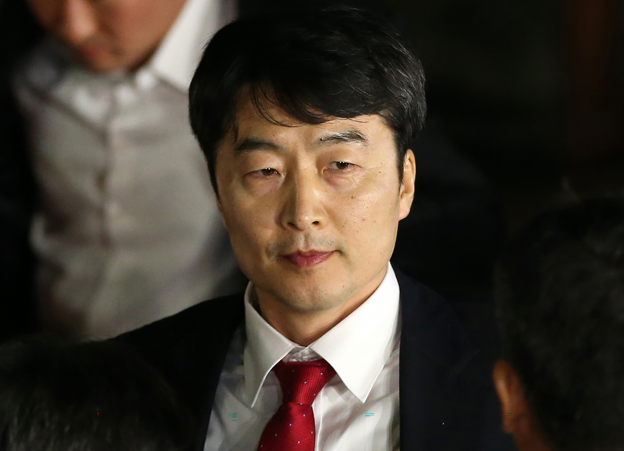 내란선동죄로 수감 중인 이석기 전 통합진보당 의원이 만기출소를 1년 5개월가량 앞두고 성탄절 가석방으로 풀려나게 됐다. 사진은 2013년 9월 4일 수원지법 들어서는 이석기 전 의원. [연합]