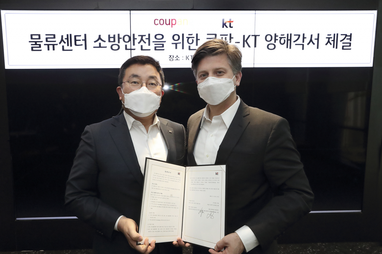 쿠팡 환경보건안전 총괄 라이언 브라운 부사장(오른쪽)과 KT AI/DX융합사업부문장 송재호 부사장이 23일 KT 송파사옥에서 열린 '물류센터 소방안전을 위한 쿠팡-KT 양해각서' 체결식에서 기념 촬영을 하고 있다.[쿠팡 제공]