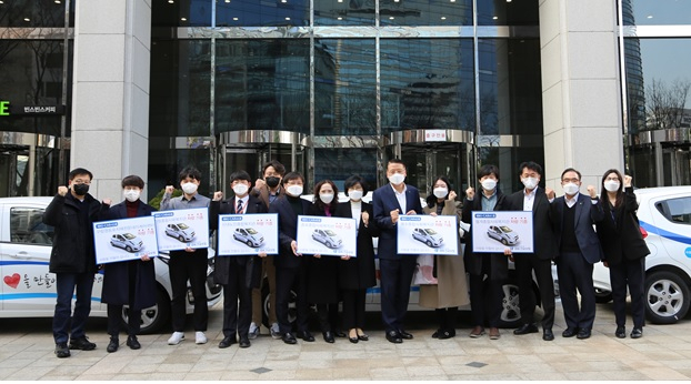 [사진=양춘근 IBK연금보험 대표이사(오른쪽에서 여섯번째)는 23일 서울 중구 IBK연금보험 본사에서 사회복지기관에 차량을 기증하는 전달식을 가졌다.]