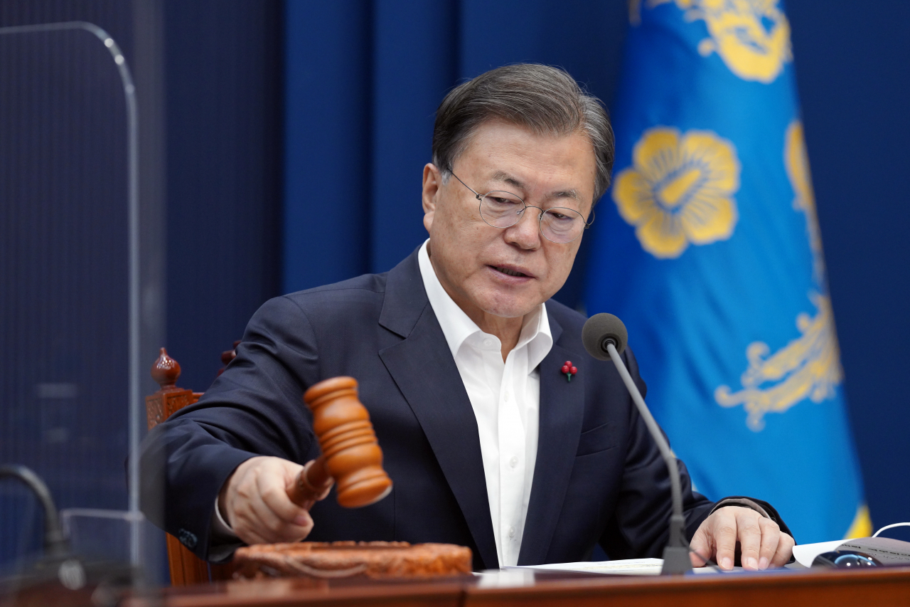 문재인 대통령은 24일 박근혜 전 대통령의 특별사면·복권에 대해 건강상태가 나빠진 것을 고려했다고 밝혔다. [연합]