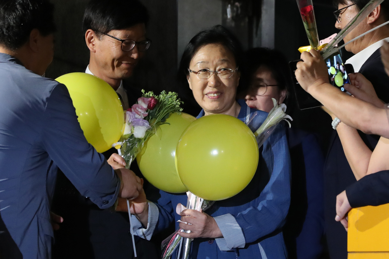 불법 정치자금 수수 혐의로 실형을 확정받고 만기 출소한 한명숙 전 국무총리가 복권됐다. 한 전 총리는 2007년 한만호 전 한신건영 대표에게서 불법 정치자금 9억여원을 받은 혐의로 재판에 넘겨져 2015년 대법원에서 징역 2년과 추징금 8억 8300만원을 확정받았다. 그는 형을 복역하고 2017년 8월 만기 출소했다. 사진은 지난 2017년 8월 23일 한명숙 전 국무총리가 경기도 의정부시 고산동 의정부교도소에서 만기 출소하는 모습. [연합]
