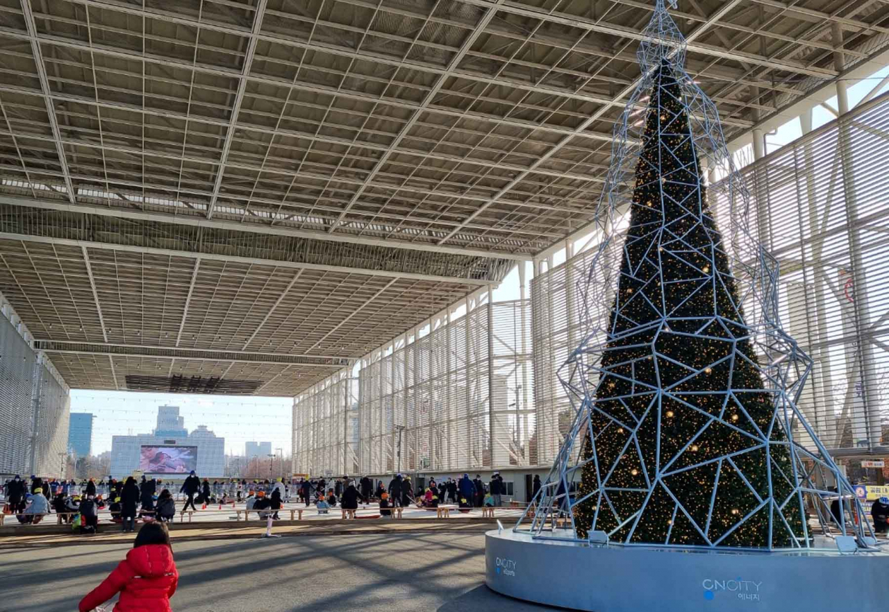 지난 19일 오후 대전 서구 대전엑스포시민광장 야외 스케이트장 앞에 대형 트리가 설치돼 있다. [연합]