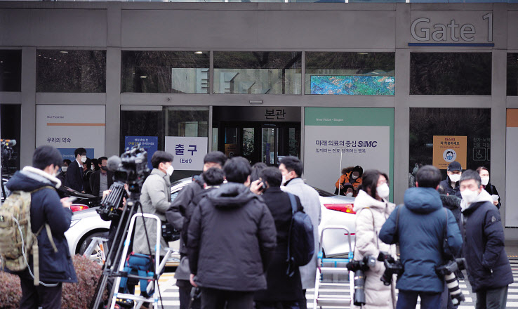 국정농단 사건으로 유죄 선고를 받고 수감 중인 박근혜 전 대통령이 특별사면으로 풀려난다. 24일 박 전 대통령이 지난 달 22일부터 입원중인 삼성서울병원에 취재진이 대기중이다. 박해묵 기자