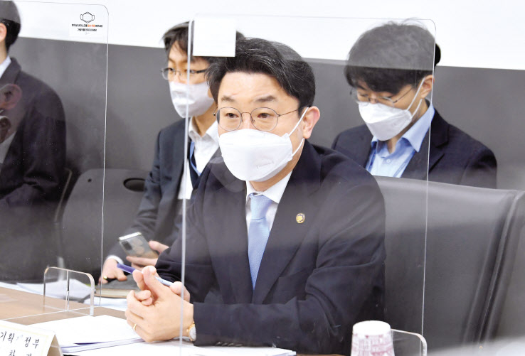 이억원 기획재정부 제1차관이 24일 정부서울청사에서 제5차 경제안보 핵심품목 TF 회의를 개최하고 있다. 그는 경제안보 핵심품목이 200개로 늘어난다고 밝혔다. 공급망이 특정 산업이 아닌 모든 업종과 국민생활에 깊이 연관되어 있는 만큼 사각지대 방지를 위해 관리범위를 더욱 확대하겠다는 취지다. [기획재정부 제공]